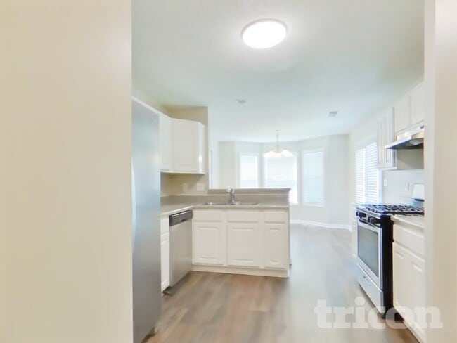 Photo - 1053 Abercorn Way