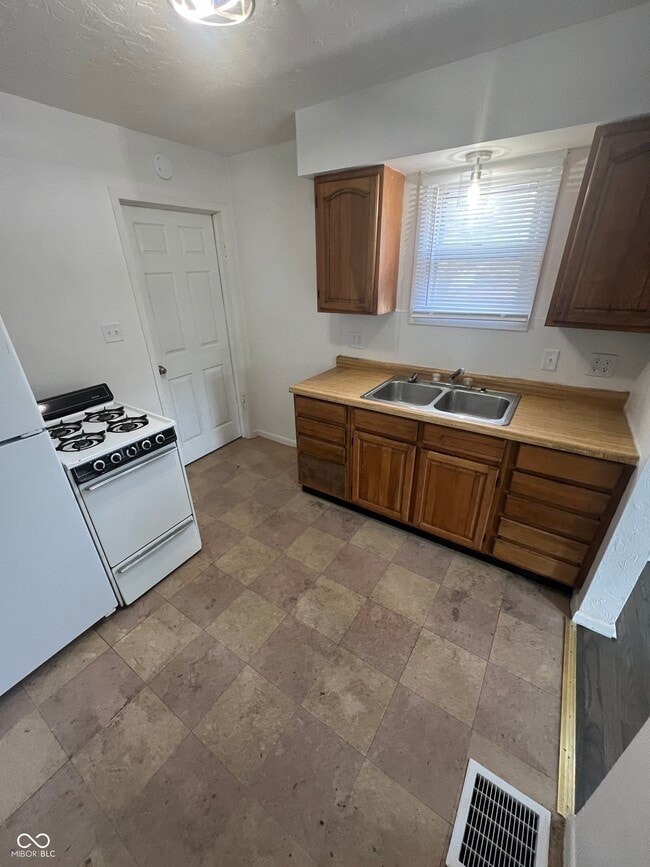 Photo - 702 W 23rd St