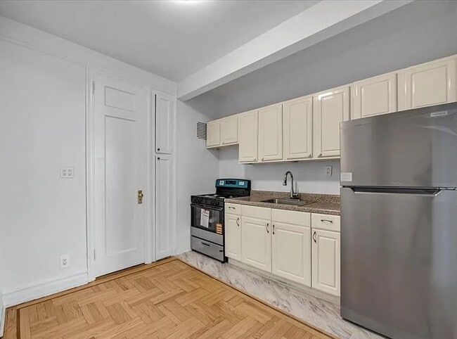 Building Photo - 303 E 33rd St