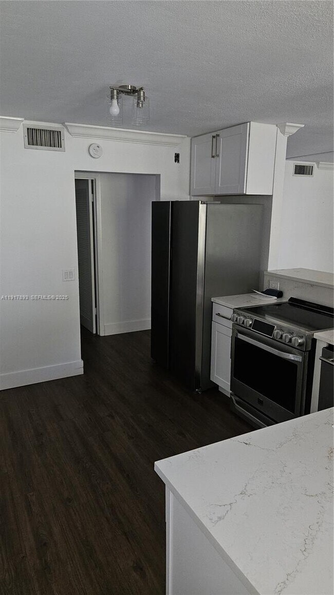 Building Photo - 105 Lake Emerald Dr Unit 311