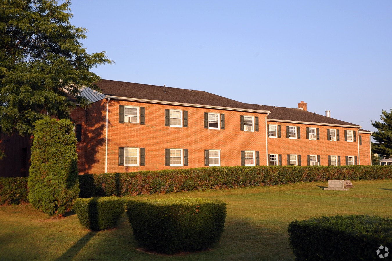 Photo - Laurel Court Apartments