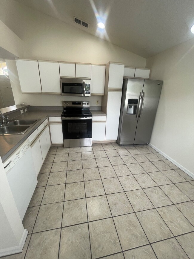 Photo - 4 Bedroom, 2 Bathroom Home in St. Cloud - Spacious 1612 Sq Ft