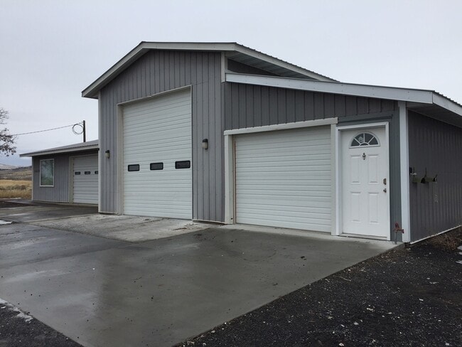 Photo - Residence with Large Shop in Ephrata