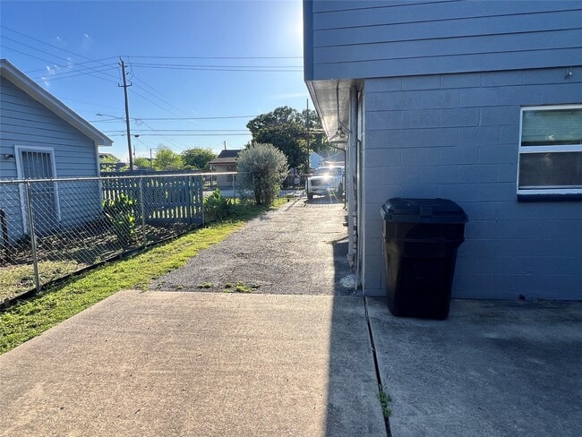 Photo - 5604 Chapman St