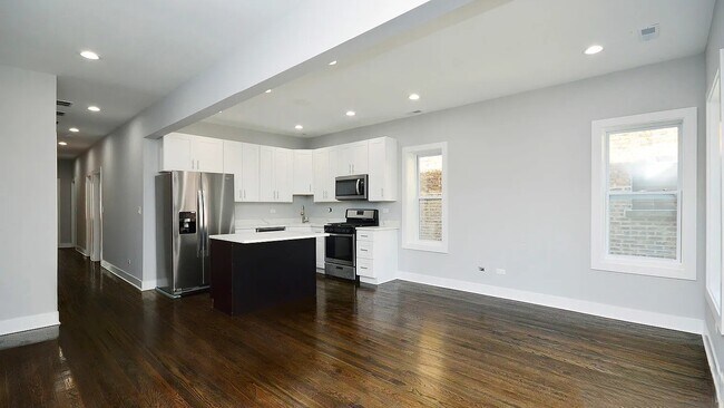 Photo - 4906 N Rockwell St Unit 2