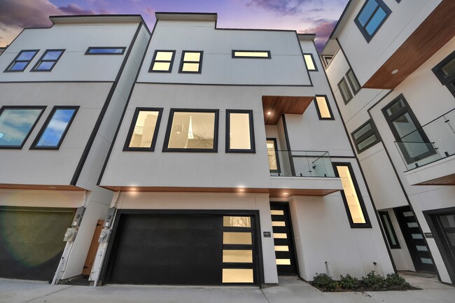 Building Photo - 3407 Hutchins St