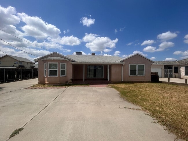 Building Photo - North Hanford spacious and affordable