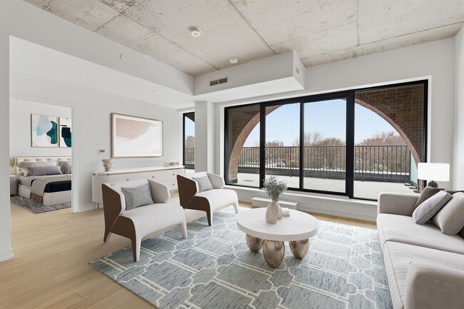 Photo - 761 Queen St E