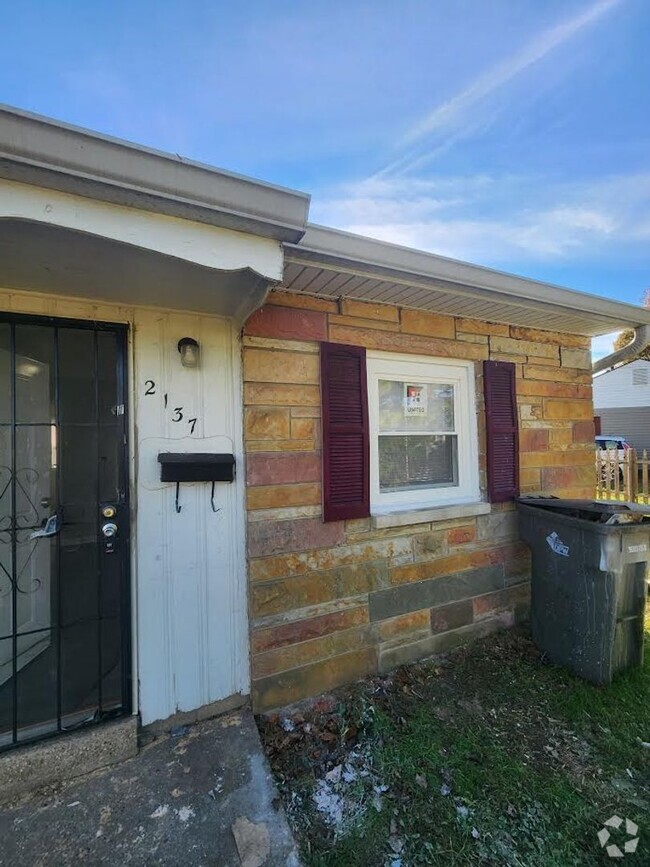 Building Photo - Two Bedroom Duplex Near 21st and Arlington... Rental