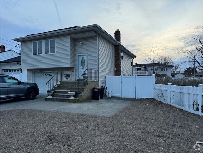 Building Photo - 457 Clocks Blvd Unit Lower Rental