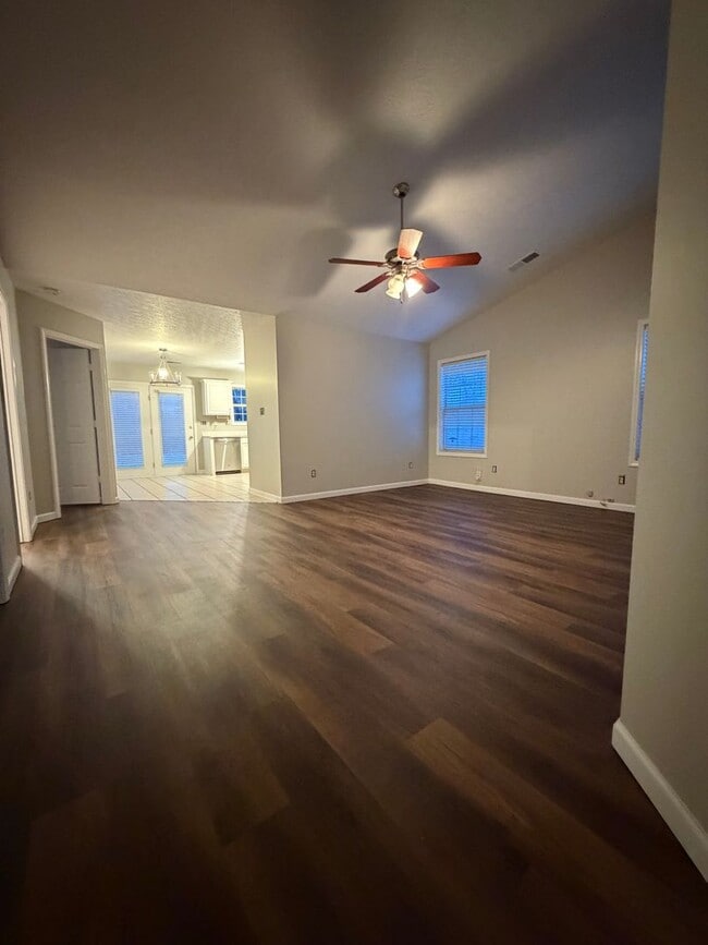 Photo - 3 Bedroom Available Now!