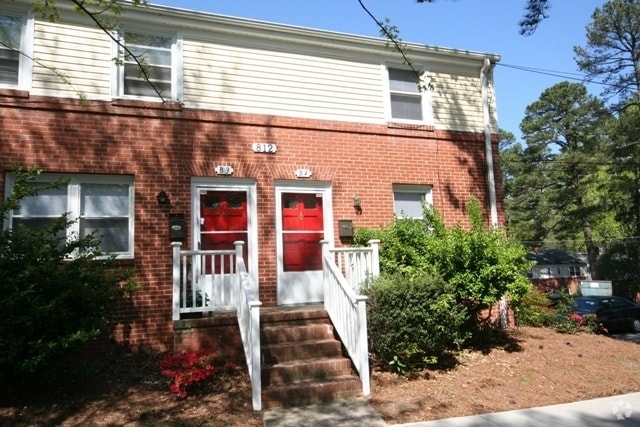 Building Photo - Fantastic End Unit Townhouse Near Duke