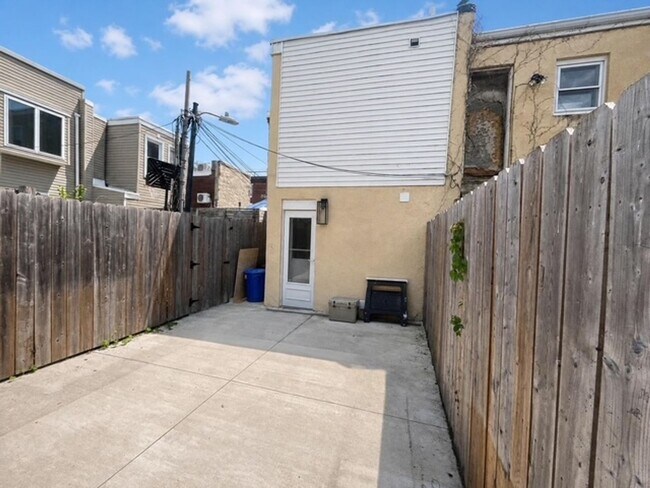 Photo - 249 E Thompson St
