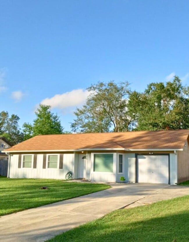 Building Photo - Large fence yard! CLOSE to base!!! Rental