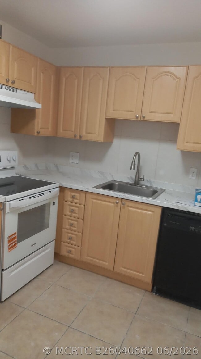 Building Photo - 4165 SW 67th Ave Unit 208b