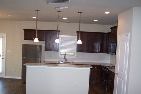 Isla de la cocina con desayunador - 4916 Villas Dr