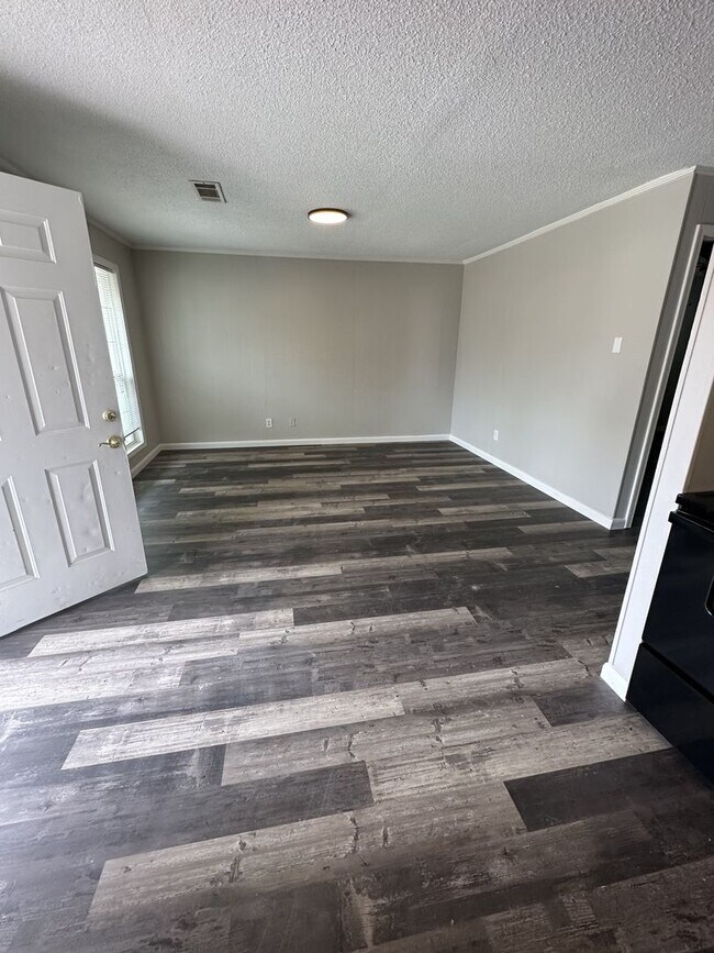 Newly Remodeled 2 Bedroom, 1 Bathroom Triplex Apartment Unit 610 1