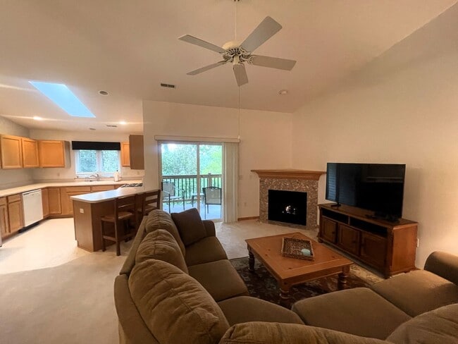Building Photo - Furnished Second Floor Condo - Williams Bay