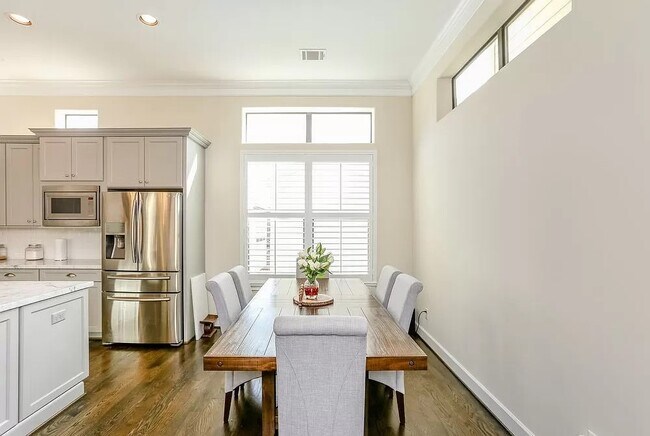 Photo - 5309 Blossom St