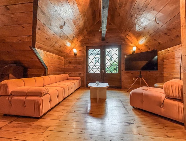 Sala de estar del segundo piso - 50 Edgehill Rd Unidad Carriage House