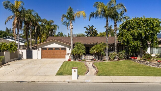 Photo - 605 N El Rio Dr