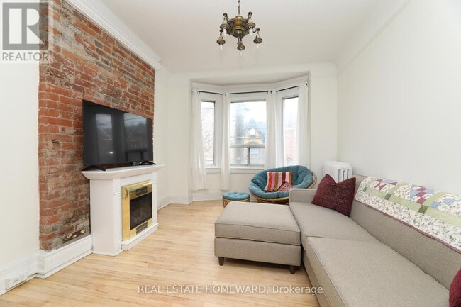 Photo - 1378 Queen St E