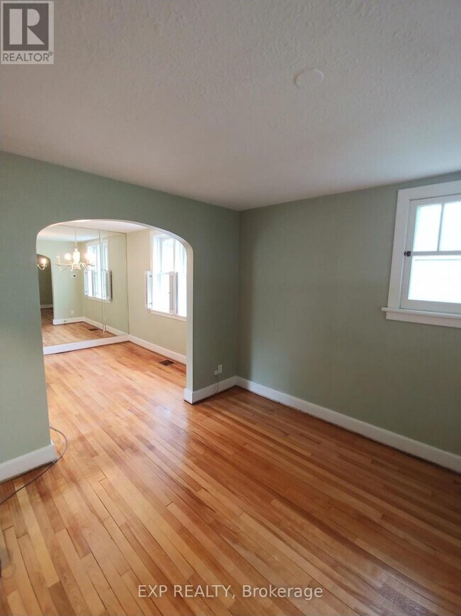 Photo - 162 Woodroffe Ave