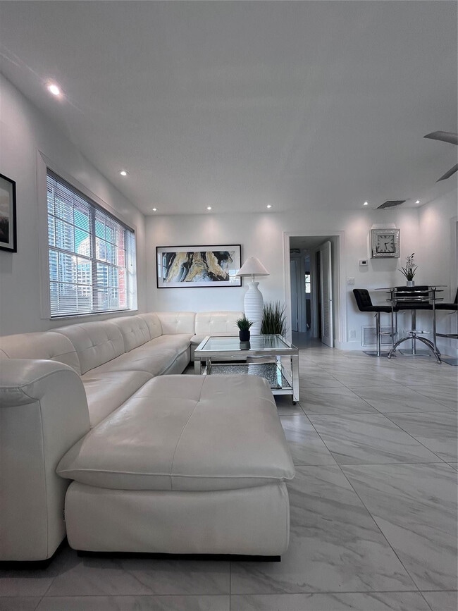 Photo - 601 SE 5th Ct Unit 301