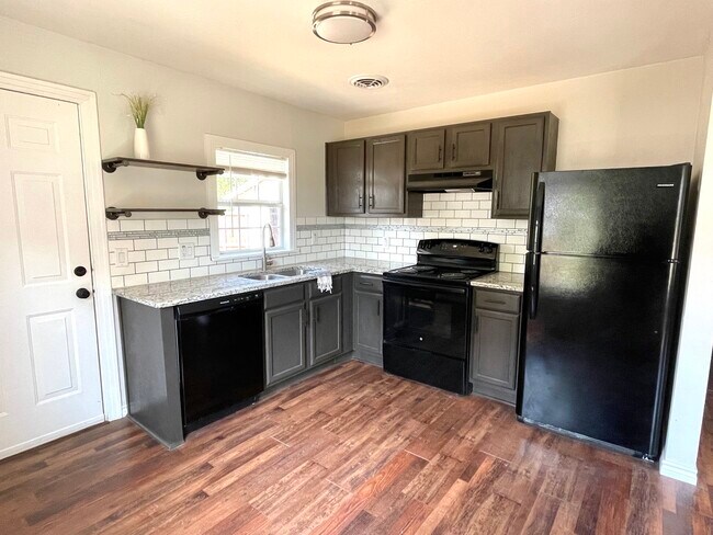 Photo - 112 Hackberry Dr