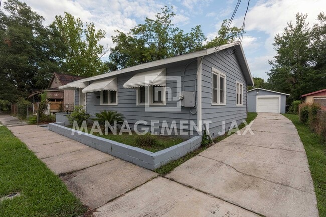 1560 W 17th St