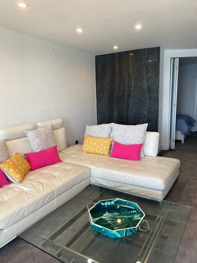 Photo - 727 Esplanade Unidad 304