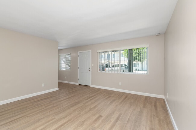 Plan B, 2 Bed / 1 Bath, 738 Sq. Ft. - Living Room