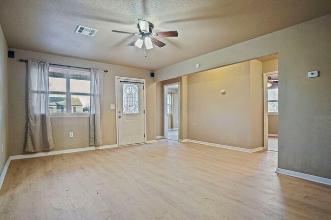 Photo - 704 NW 95th St