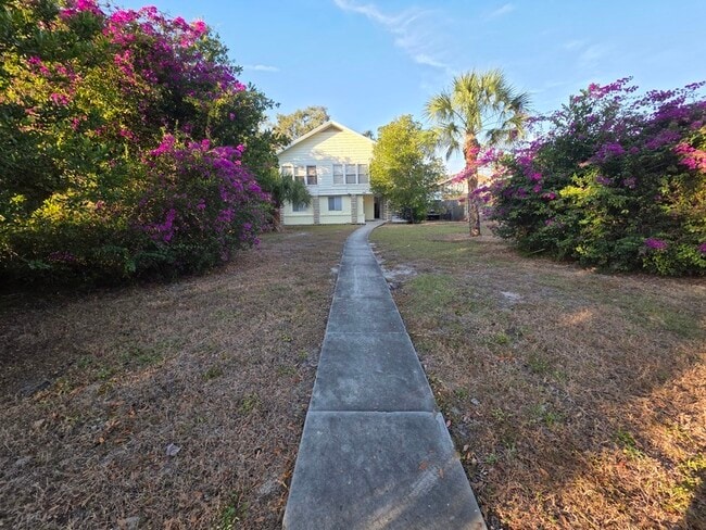 Building Photo - 2219 21st Ave S Unit #Down