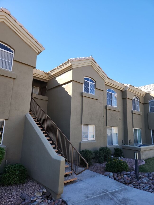 Building Photo - Upstairs 2bd 2ba Unit in Luxury Condo In Paradise Valley