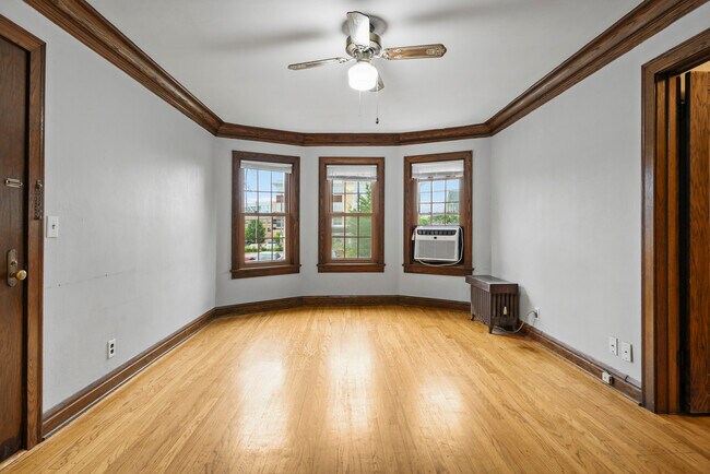 Photo - 833 Midland St