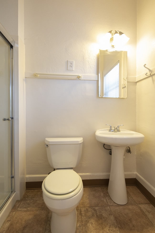 Photo - Stunning Upstairs 1BR in Downtown/Bankers Hill with Hardwood Flooring & Balcony! Unidad 05