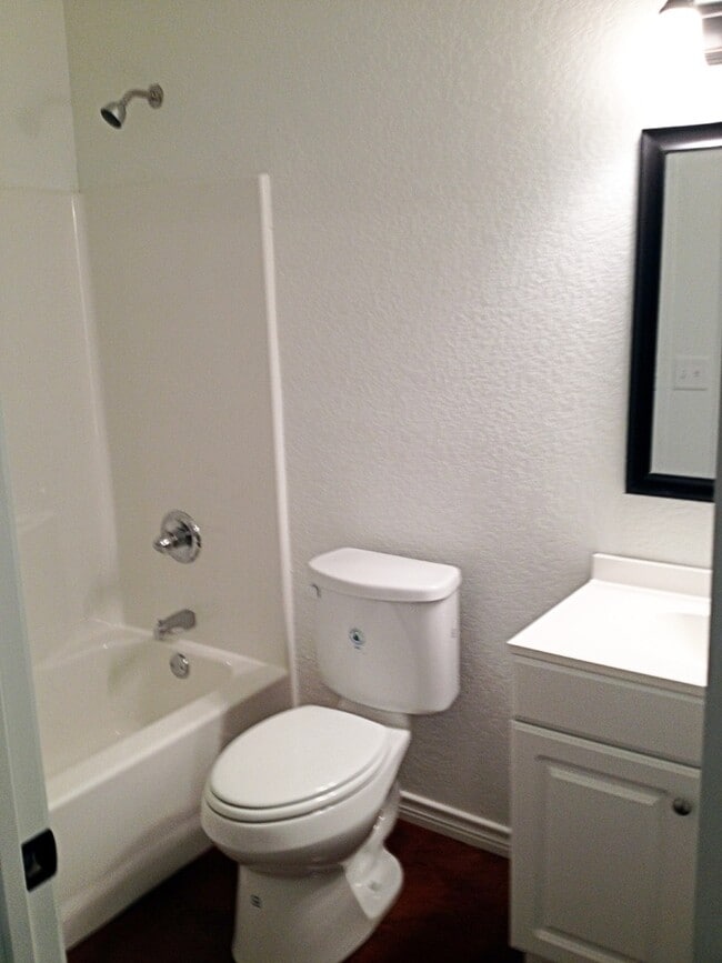 Photo - 1080 W Oak St Unidad 102