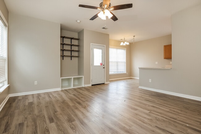 Photo - 301 Pimpernel St