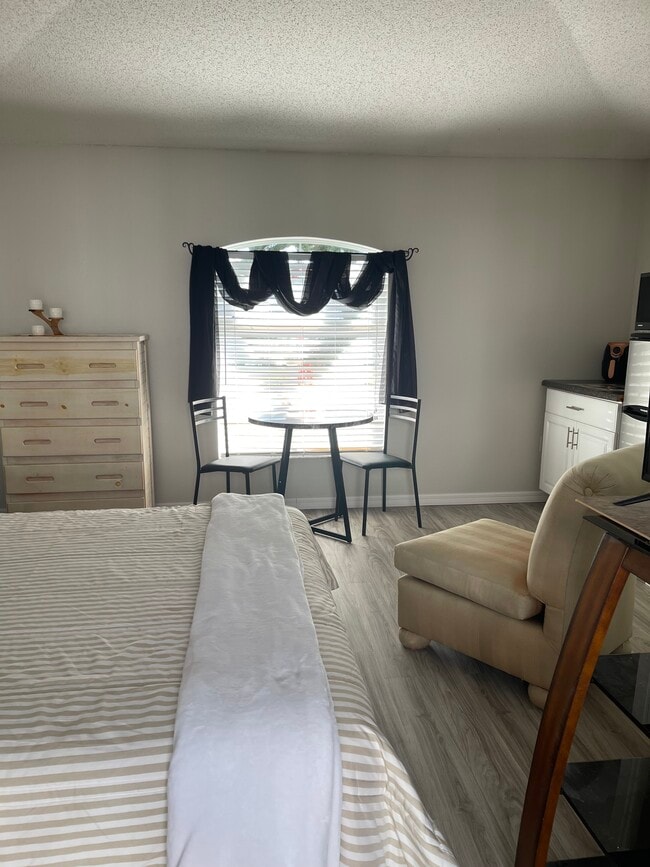 Building Photo - 1061 Jaybee Ave Unit Efficiency Apartment