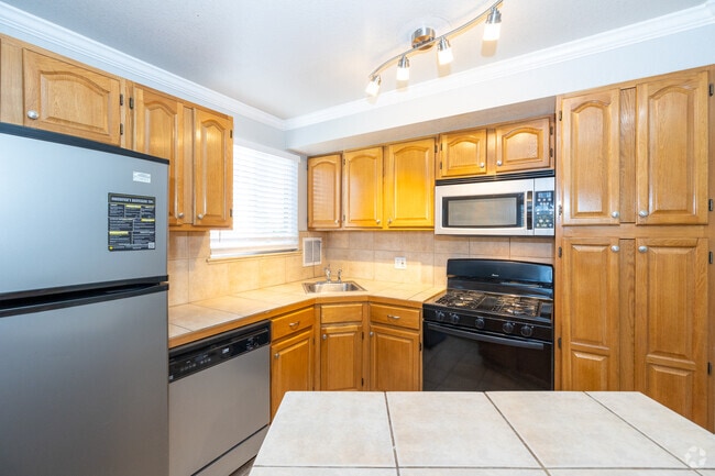1BR, 1BA - 580SF - Kitchen - University 16