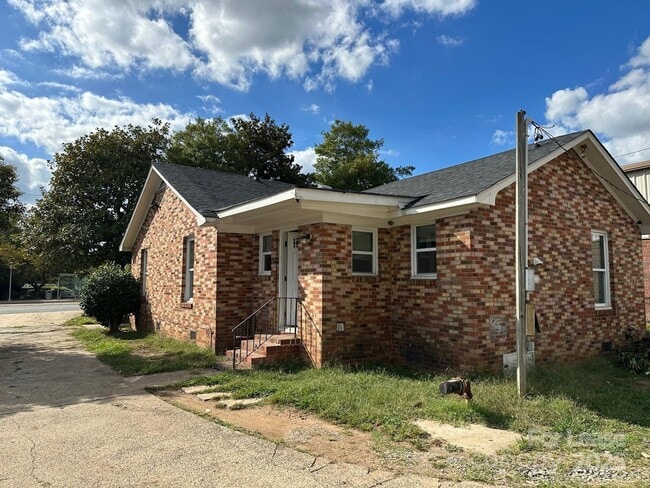 Building Photo - 2818 Beatties Ford Rd