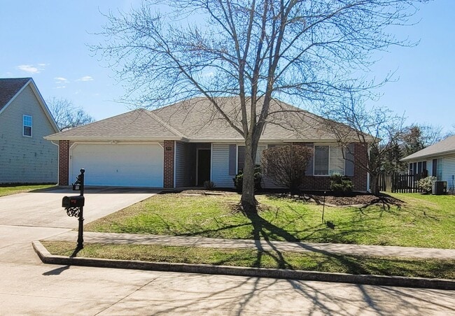 Building Photo - 3 Bedroom 2 Bath Home in Seven Oaks Neighborhood