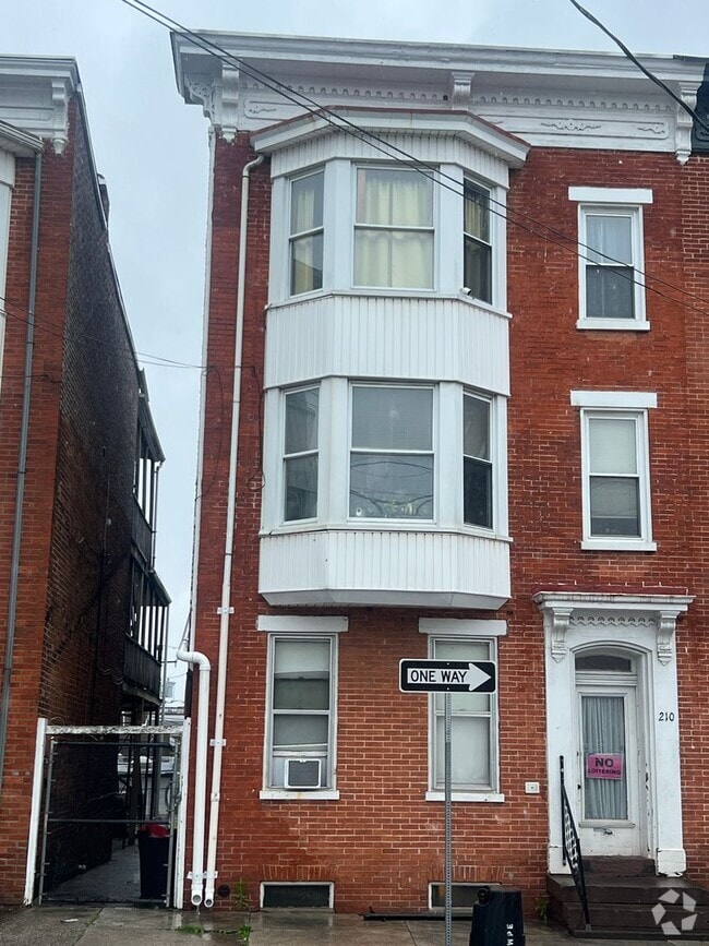 Building Photo - Dukes S St 210 - Blouse Unit 3rd Floor Rear Rental