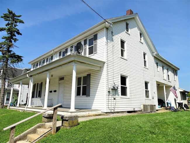 Building Photo - 242 W Stiegel St Unit Rear