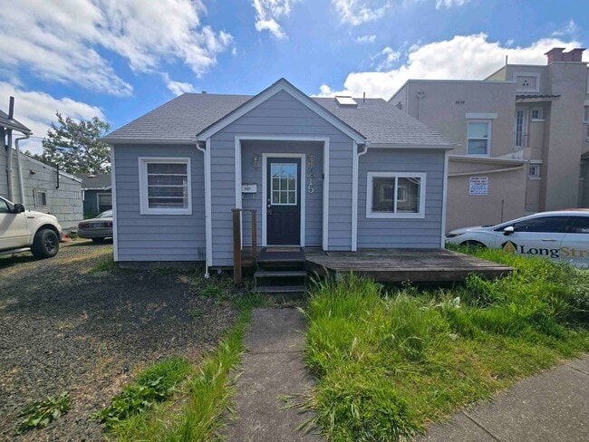 Building Photo - Cozy 2 Bed, 2 Bath Home with Parking Spaces and a Fenced Backyard!