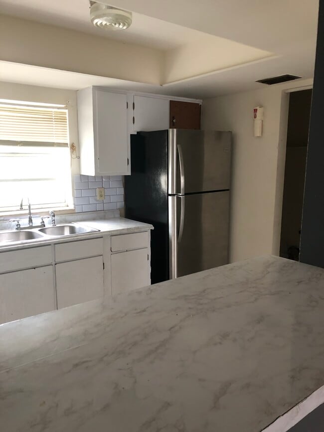 Building Photo - 1203 S 33rd St Unit Duplex Rental
