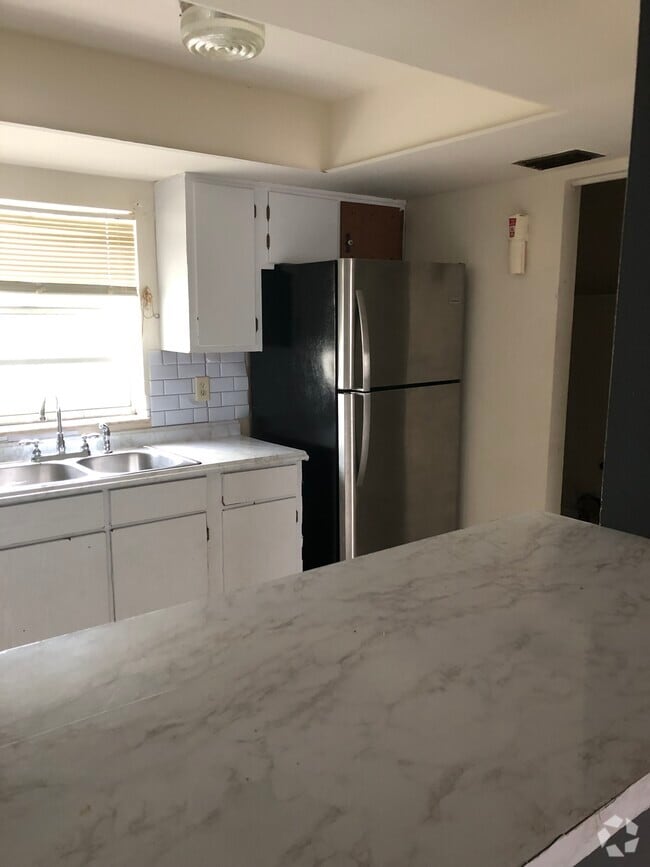 Building Photo - 1203 S 33rd St Unit Duplex Rental