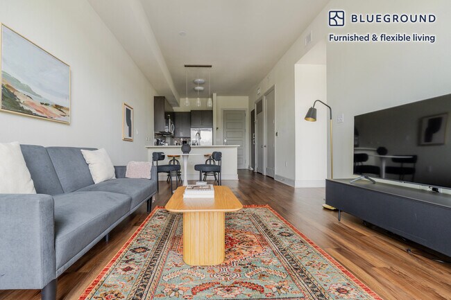 Photo - 615 W 7th St Unidad FL11-ID328