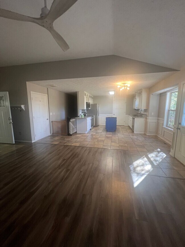 4 bedroom/3 bathroom/2 car garage/walkout House House Rental in